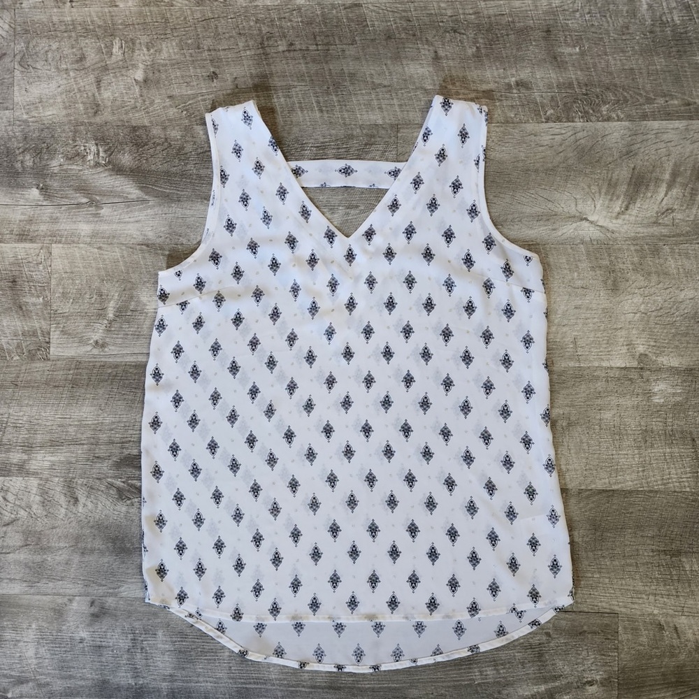 Maurices Medallion Print White V-Neck Tank Top Size Small